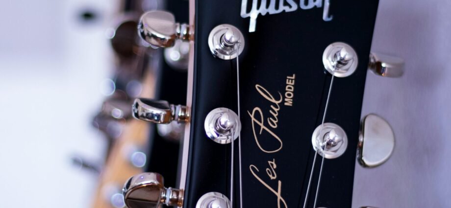 shallow focus photography black Gibson guitar headstock